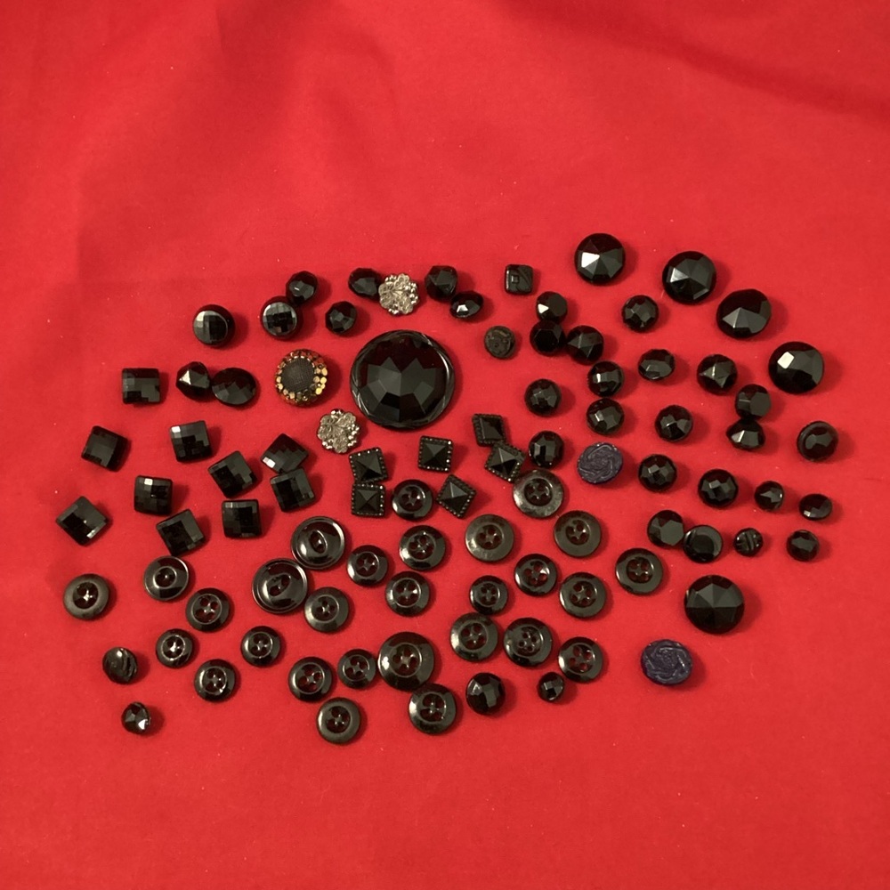 105 grams of black glass sewing buttons